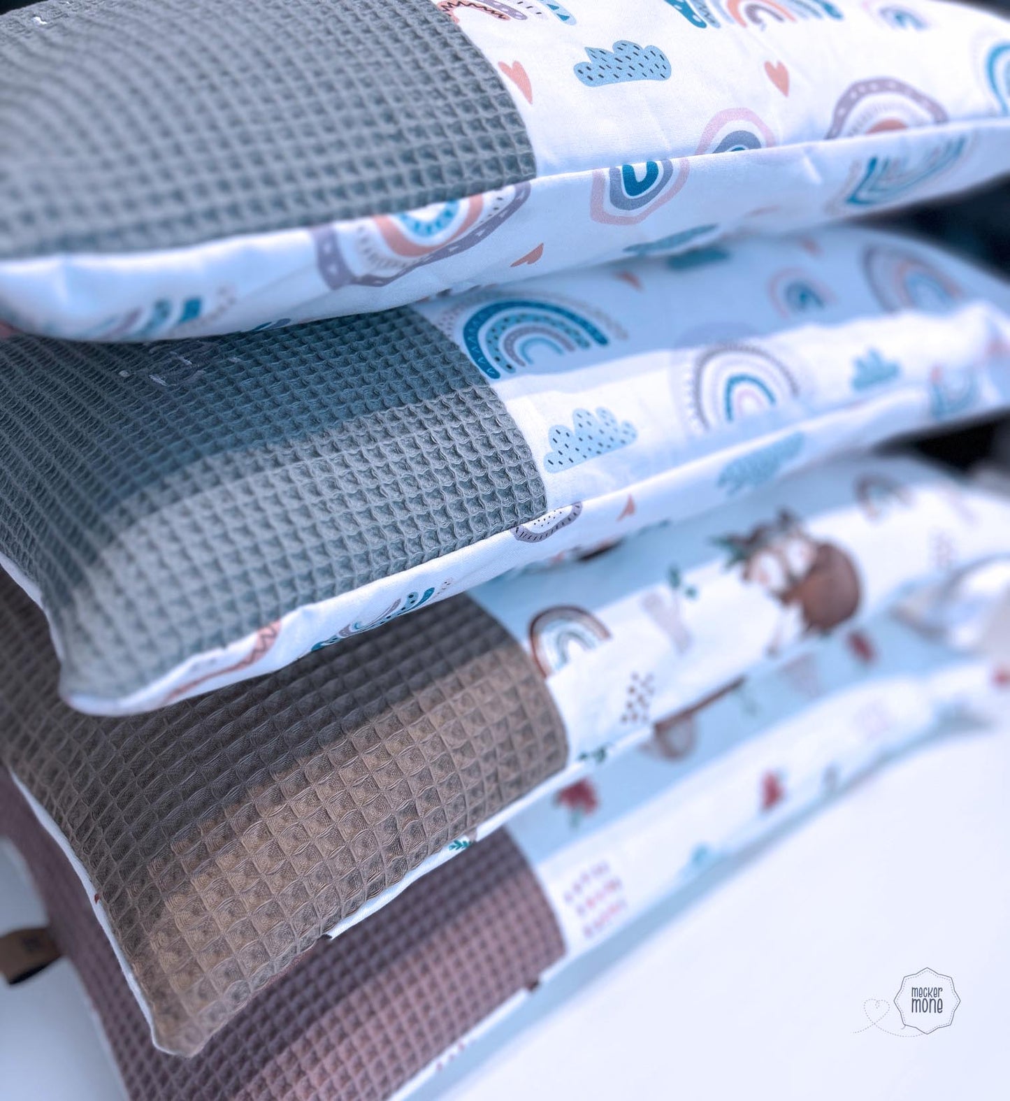 Personalisierbarer Kuschelpolster – Handgemachtes Geschenk zur Geburt & Taufe | Meckermone