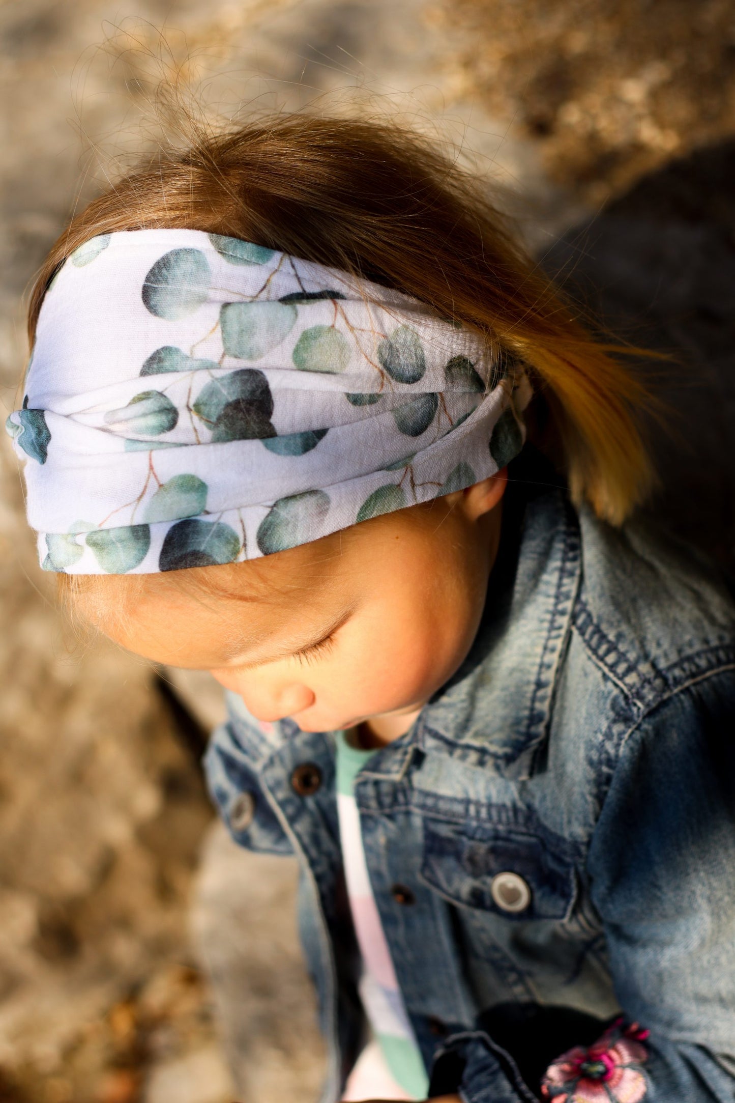 Mädchen mit Bandana Haarband, Jeansjacke, Eukalyptus