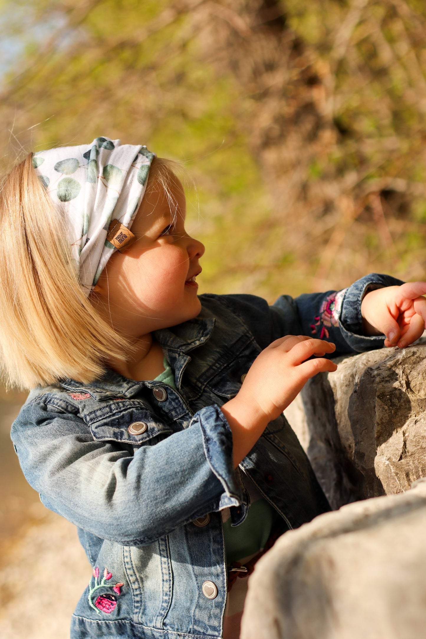 Mädchen mit Bandana Haarband, Sonne, Jeansjacke