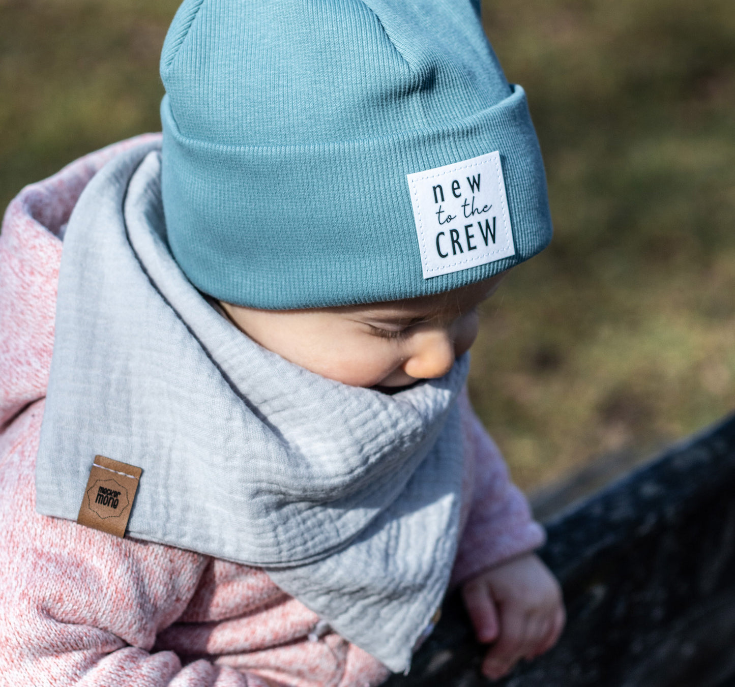 Baby mit Halstuch, Statement Beanie, Haube in der Natur