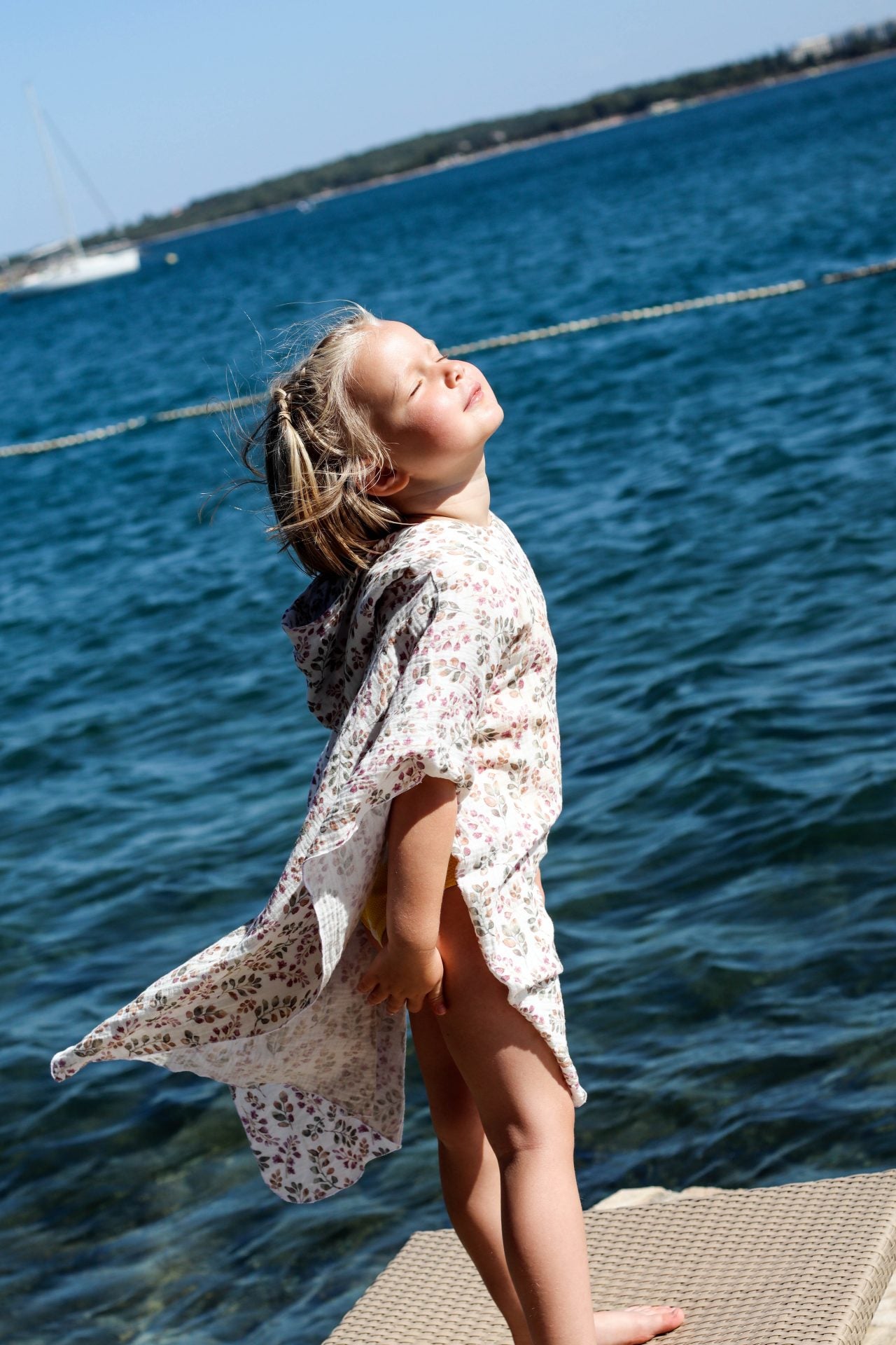 Mädchen am Meer, Badeponcho, Sommer, Urlaub