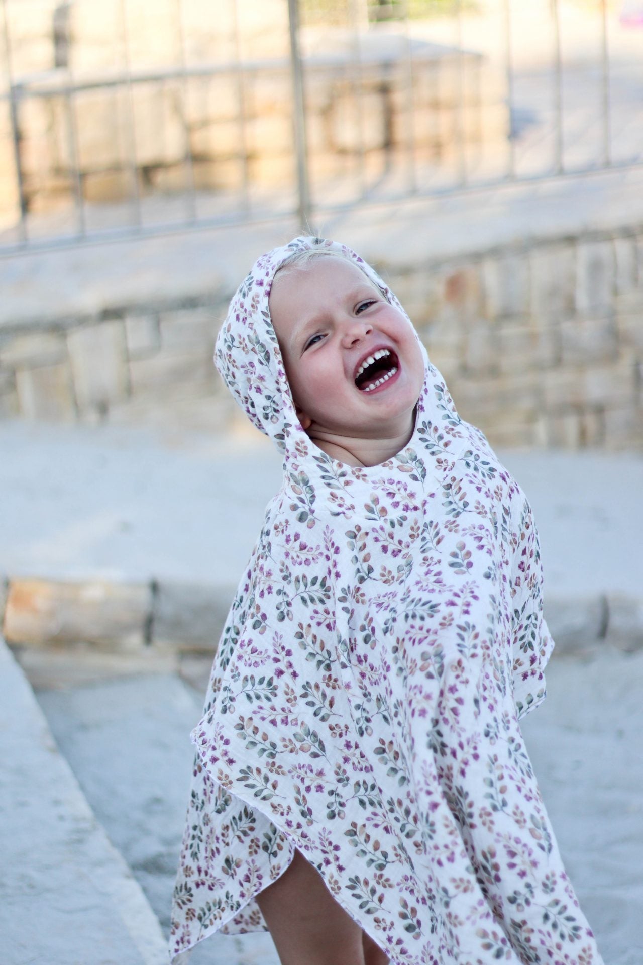 Mädchen im Badeponcho, Sommer, Urlaub