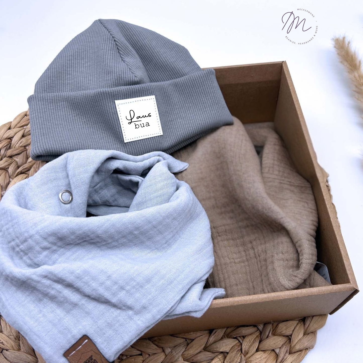 Baby Geschenkset personalisiert – Statement Beanie & Musselin Tuch mit Name | Handmade zur Geburt