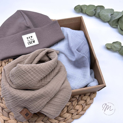 Baby Geschenkset personalisiert – Statement Beanie & Musselin Tuch mit Name | Handmade zur Geburt