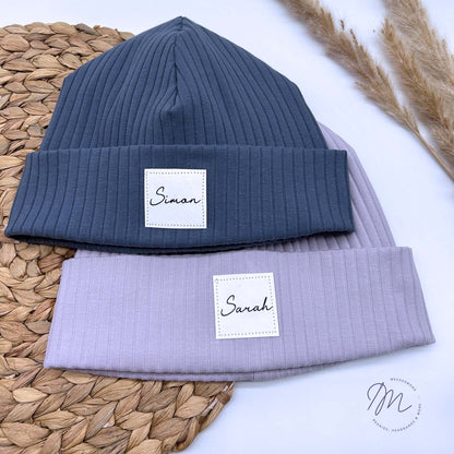 Statement Beanie Frühling – Handgemachte, personalisierte Beanie für Mama, Baby & Familie