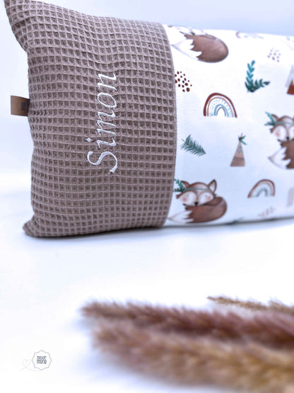 Personalisierbarer Kuschelpolster – Handgemachtes Geschenk zur Geburt & Taufe | Meckermone