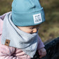 Baby mit Halstuch, Statement Beanie, Haube in der Natur