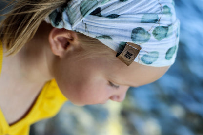 Mädchen mit Bandana Haarband Eukalyptus am Wasser